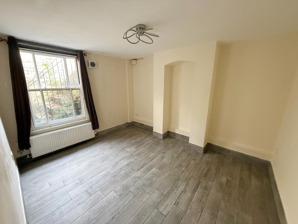 Lot: 21 - GARDEN FLAT FOR IMPROVEMENT - Bedroom